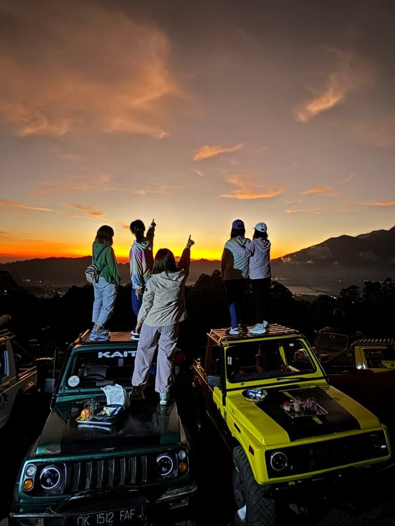 Jeep Tour Kintamani, Petualangan Bali, Wisata Alam, Gunung Batur, Danau Batur, Matahari Terbit, Pengalaman Seru, Trekking Bali, Wisata Jeep, Pemandangan Spektakuler, Kegiatan Outdoor, Tur Bali, Paket Wisata Kintamani, Keindahan Alam, Jeep Off-road, Sumber Air Panas, Budaya Lokal, Aktivitas Seru, Liburan Bali, Tur Alam